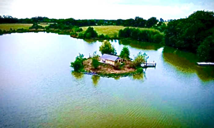 Etang de MontPrices from £395.00